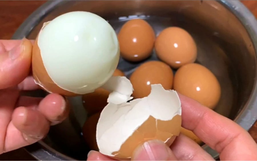 Luộc trứng đừng chỉ cho nước lã: Cho thêm 2 gia vị này vào vỏ trứng sẽ rơi ra ngay sau khi vừa chạm-2