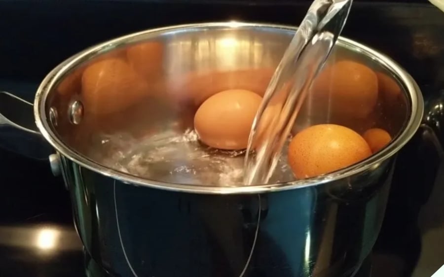 Luộc trứng đừng chỉ cho nước lã: Cho thêm 2 gia vị này vào vỏ trứng sẽ rơi ra ngay sau khi vừa chạm-1