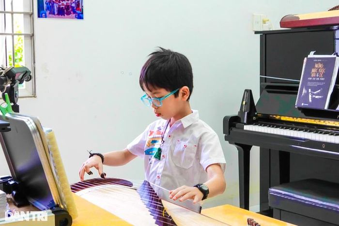 Cậu bé 6 tuổi học lớp 3, tính nhẩm nhanh như máy tính-5