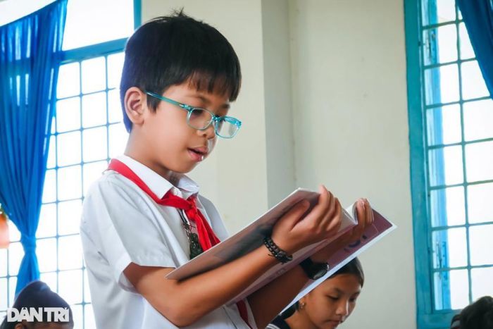 Cậu bé 6 tuổi học lớp 3, tính nhẩm nhanh như máy tính-1