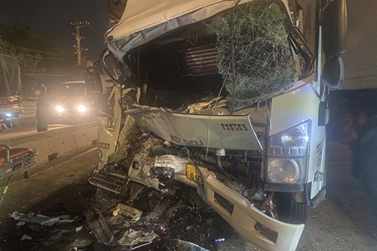 TP.HCM: Xe tải tông đuôi xe đầu kéo, 3 người thương vong trên quốc lộ 1