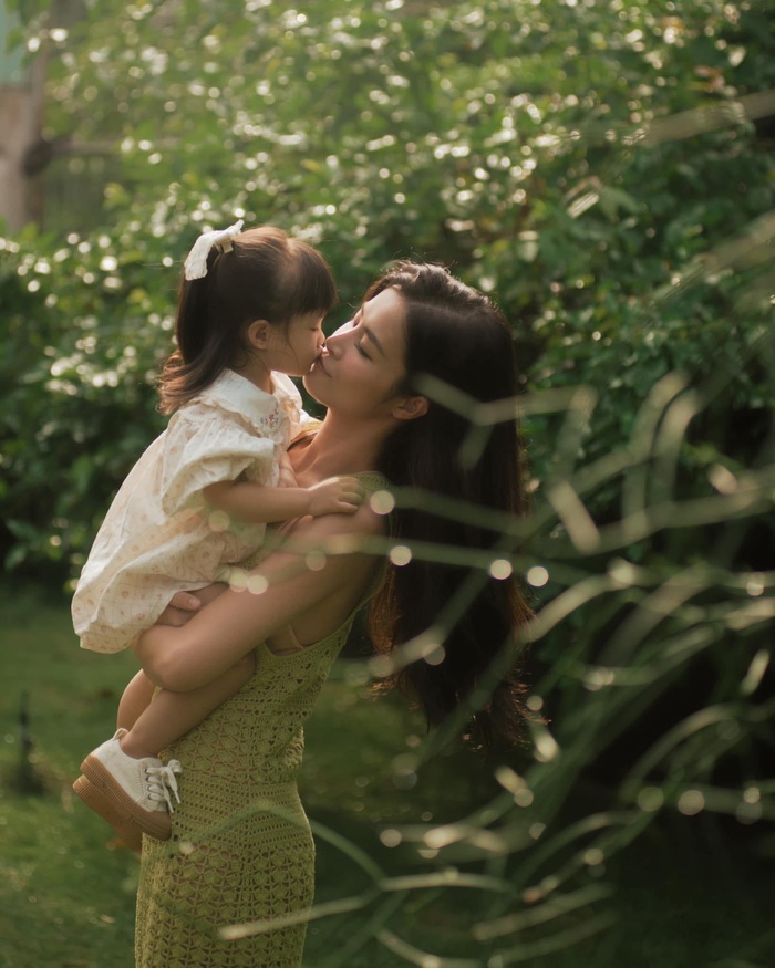 Bé Winnie mới 2 tuổi đã biết nói câu này khiến trái tim Đông Nhi tan chảy-1