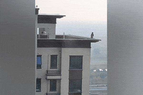 Phát hoảng với cảnh tượng bé trai chạy nhảy ngoài lan can trên nóc chung cư 28 tầng