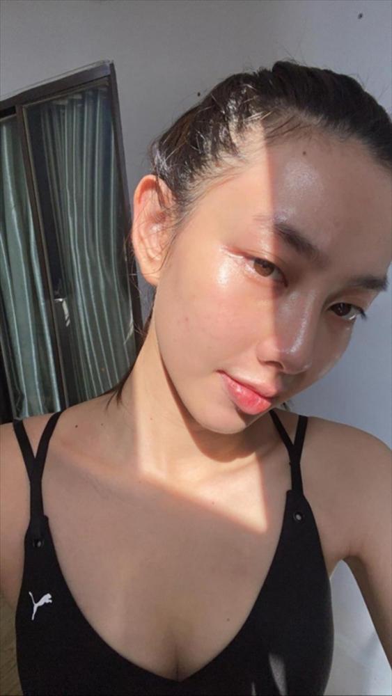 Thùy Tiên mặt mộc ra ngoài, đến người thân cận cũng không nhận ra-12