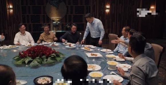 Trong bữa tối, những người có ba hành động tinh tế này cho thấy EQ cao và xứng đáng với tình bạn sâu sắc-3