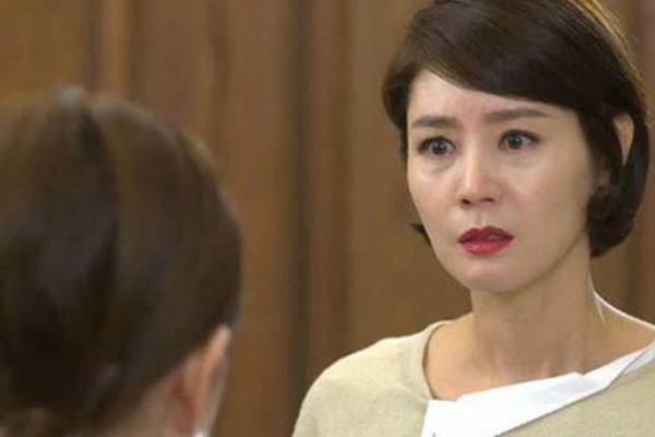 Mua nhà mới, tôi đón mẹ đến sống chung, vợ lại đòi tiền thuê nhà của bà, lúc mẹ tôi rút thứ này ra, vợ tôi khóc-2