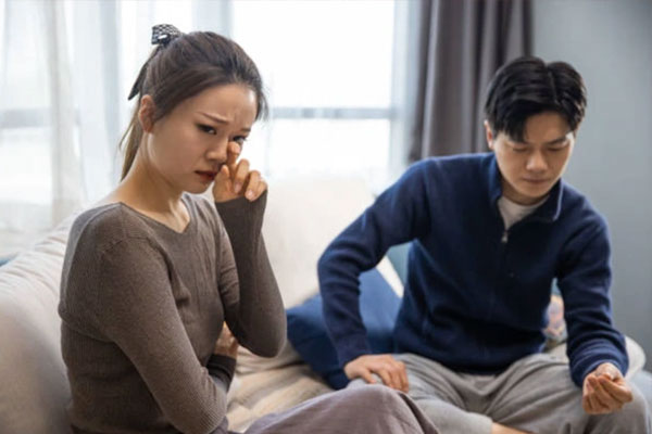 Lần nào dạy con học bài chồng cũng nói một câu khiến tôi rất khó chịu-2