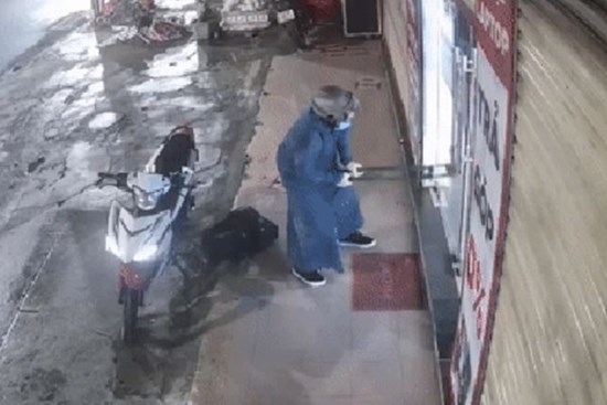Vụ FPT Shop ở Đà Nẵng bị trộm: Camera ghi lại cảnh nam thanh niên phá cửa trong 20 giây