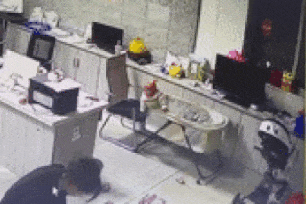 Tài xế xe tải đánh lái xuất thần, tránh công nông sang đường ẩu-1