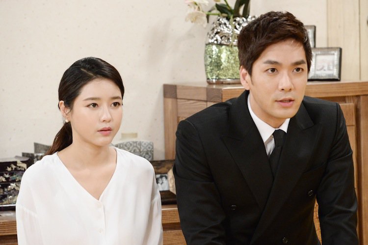 Vừa nhìn thấy bạn gái, mẹ đã tát đuổi thẳng em, tôi trách bà để rồi cũng phũ em sau câu nói động trời-1