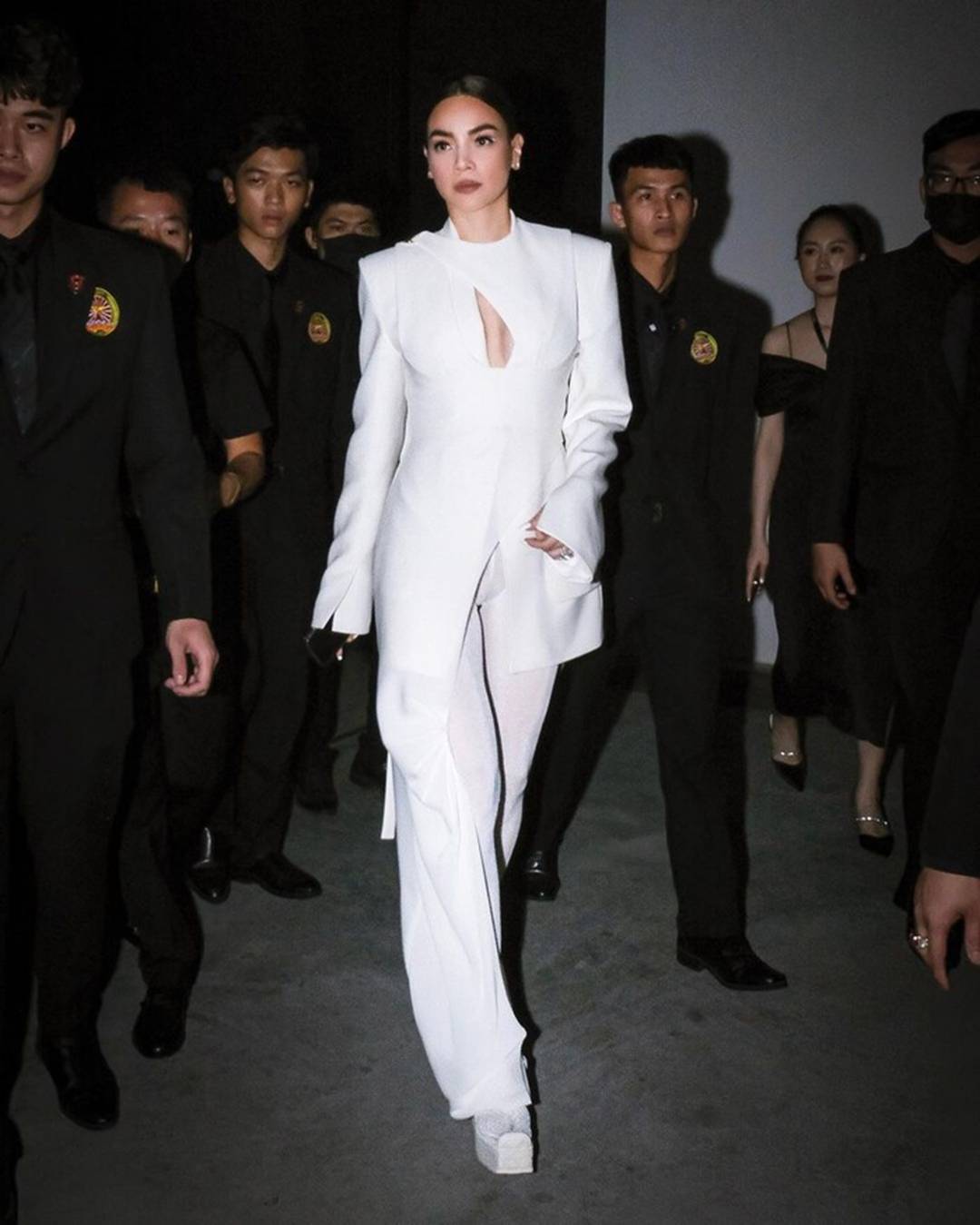 Màn lên đồ bất ổn của Lệ Quyên: Chắc phải học thêm ở Hà Hồ nhiều-3