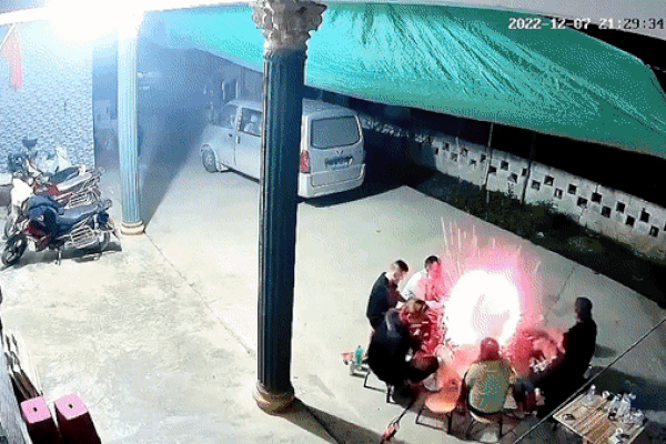 Hai người phụ nữ leo lên gờ cửa sổ tầng 10 để lau kính-1
