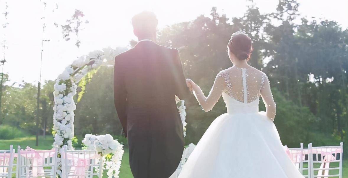 Vì tiền, mẹ ép tôi lấy người hơn 10 tuổi nhưng chỉ sau 2 năm, bà khóc tôi cười-1