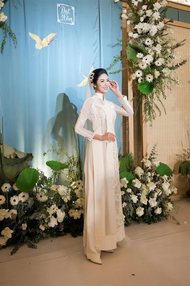 Bố mẹ chồng Ngọc Hân gây chú ý trong đám cưới các con-12