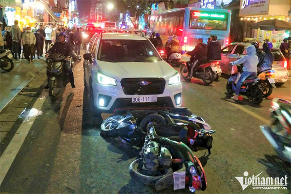 Ô tô gây tai nạn liên hoàn, đâm 10 xe máy trên phố ở Hà Nội-1