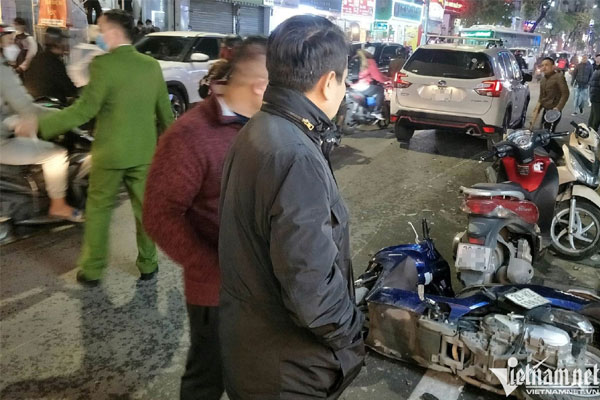Ô tô gây tai nạn liên hoàn, đâm 10 xe máy trên phố ở Hà Nội-3