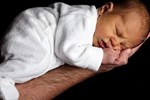 Sau khi em bé chào đời, ai có thể ôm bé đầu tiên? Người xưa khuyên: nên tránh hai loại người này-8