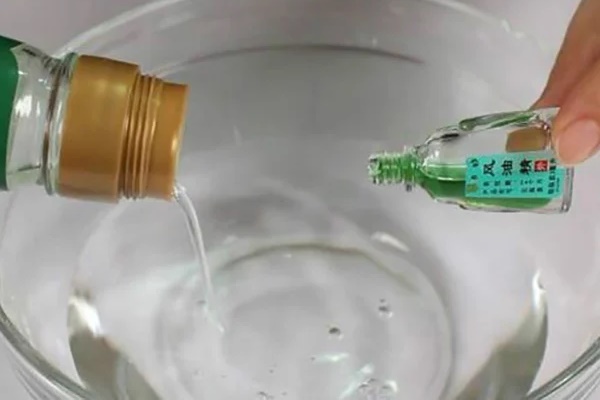 Đổ dầu gió vào giấm trắng: Giải quyết vấn đề nhà nào cũng gặp phải giúp tiết kiệm cả đống tiền-1