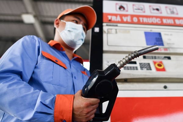 Giá xăng ngày mai có thể giảm 1.500 đồng/lít-1