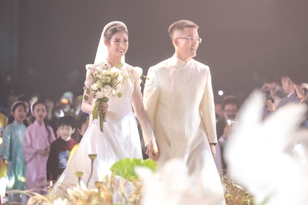 Hoa hậu Ngọc Hân nức nở khi nghe lời dặn dò của mẹ trong đám cưới-2