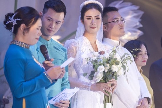 Hoa hậu Ngọc Hân nức nở khi nghe lời dặn dò của mẹ trong đám cưới