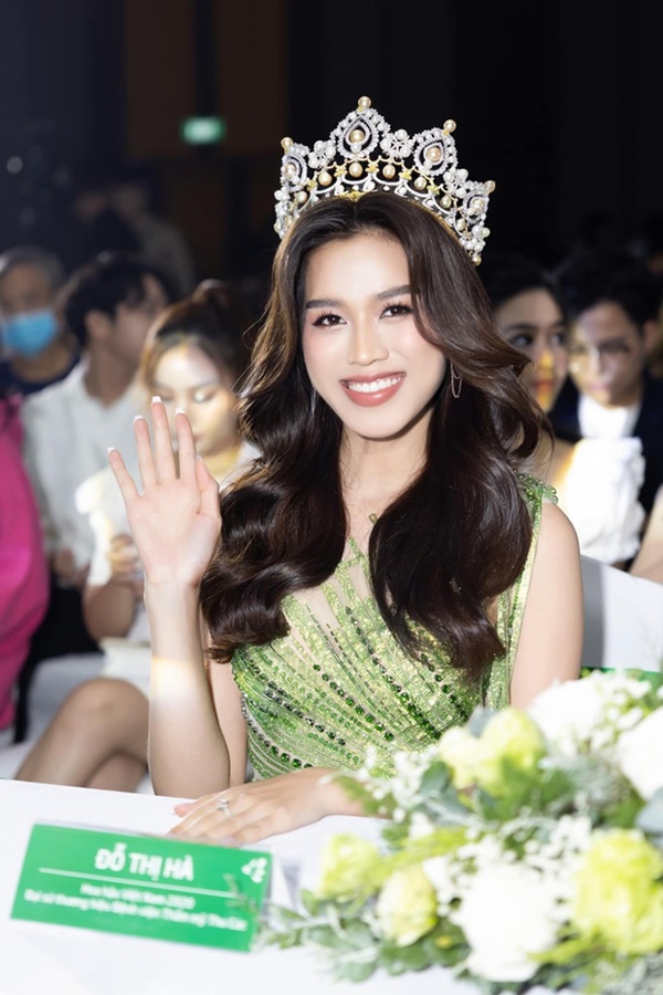 3 Hoa hậu Việt Nam đọ sắc chung khung ảnh: Người lui về hậu trường suốt 20 năm, người sắp kết thúc nhiệm kì-9