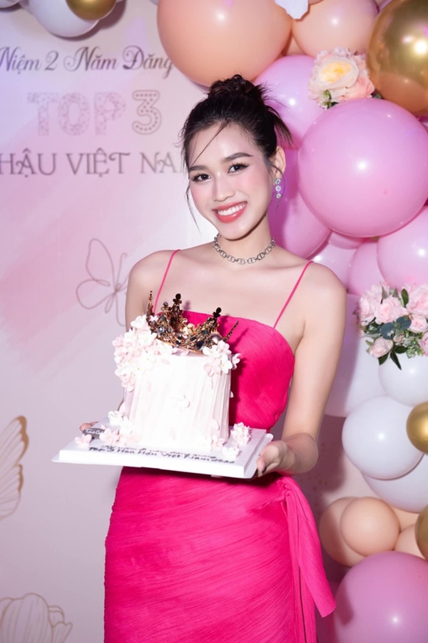 3 Hoa hậu Việt Nam đọ sắc chung khung ảnh: Người lui về hậu trường suốt 20 năm, người sắp kết thúc nhiệm kì-12