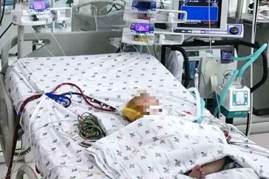 Trẻ 7 tháng tuổi co giật liên tục khi mắc sốt xuất huyết