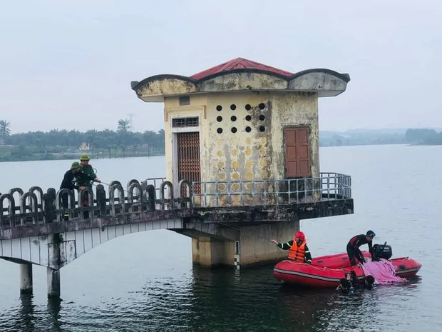 Tìm thấy thi thể cô gái 23 tuổi sau khi để lại túi xách, xe máy trên đập thủy lợi-1