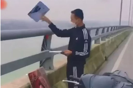 Tranh cãi nam thanh niên vứt ảnh cưới xuống sông sau ly hôn