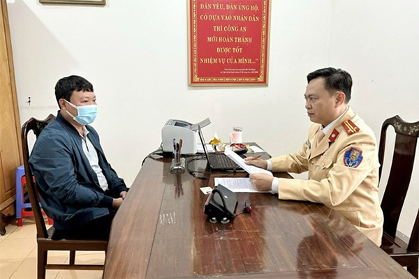 Hai thanh niên say xỉn tấn công cảnh sát giao thông-2