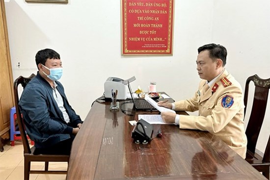 Tài xế siêu xe, biển VIP ở Hà Tĩnh nói gì về việc tự ý lắp đặt thiết bị ưu tiên?