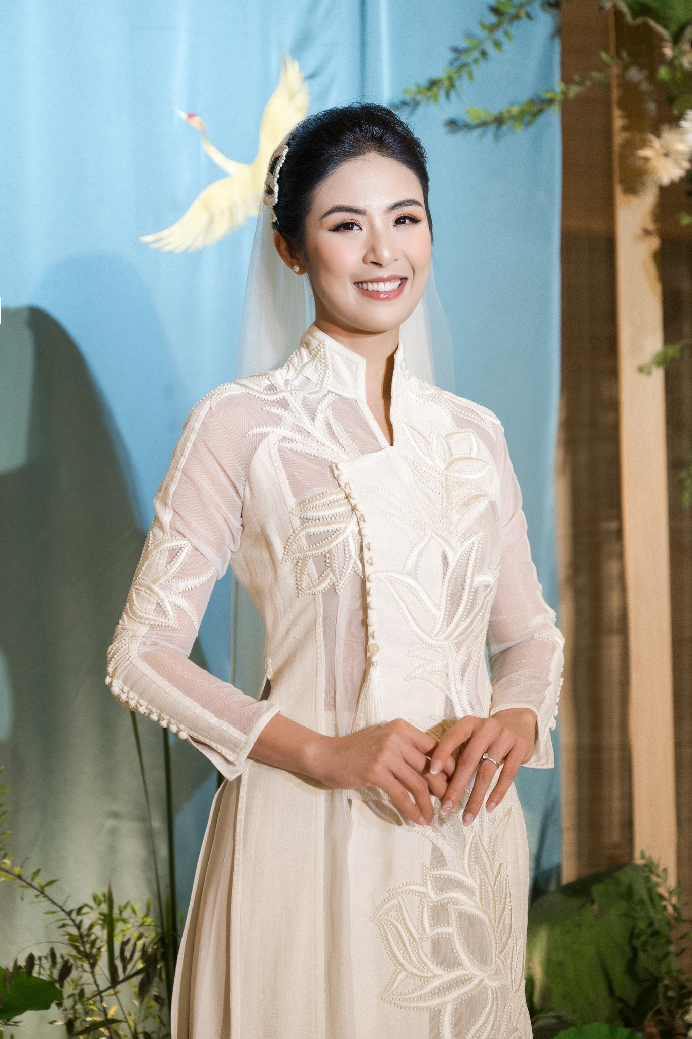 Ngọc Hân mặc áo dài cưới xuyên thấu trong lễ cưới-1
