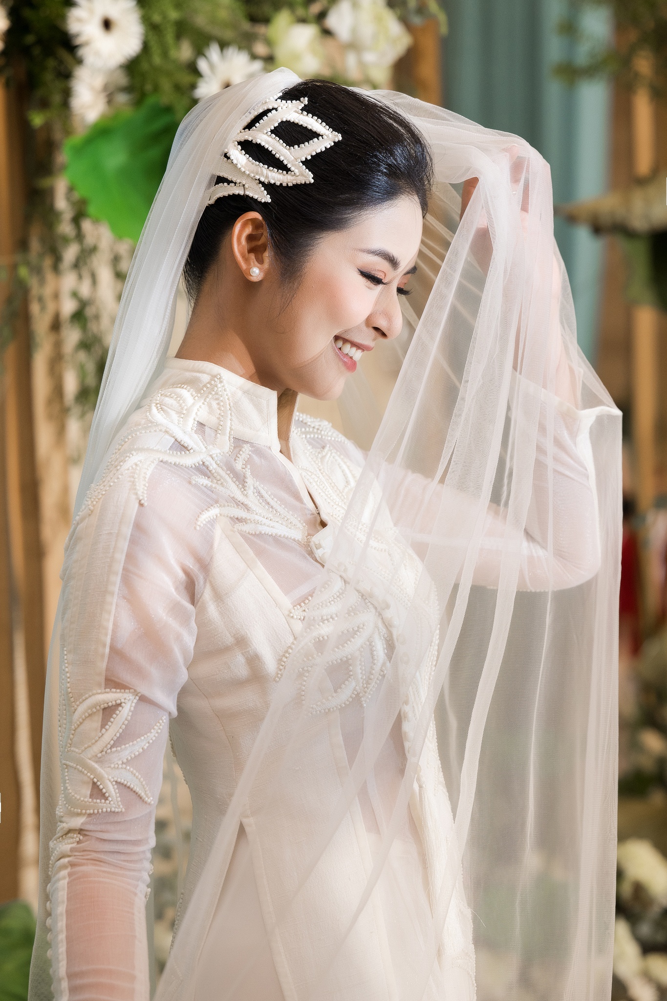 Ngọc Hân mặc áo dài cưới xuyên thấu trong lễ cưới-2
