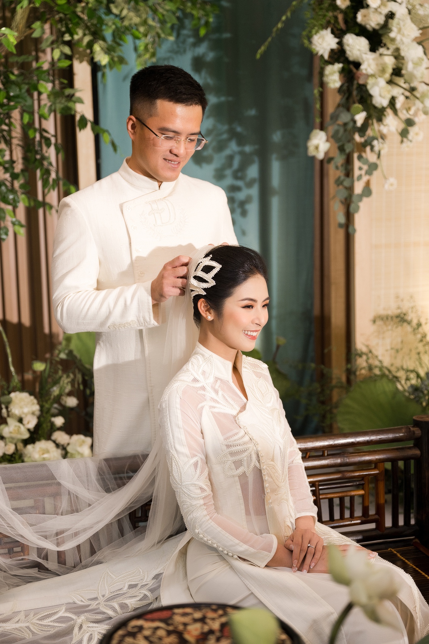 Ngọc Hân mặc áo dài cưới xuyên thấu trong lễ cưới-4
