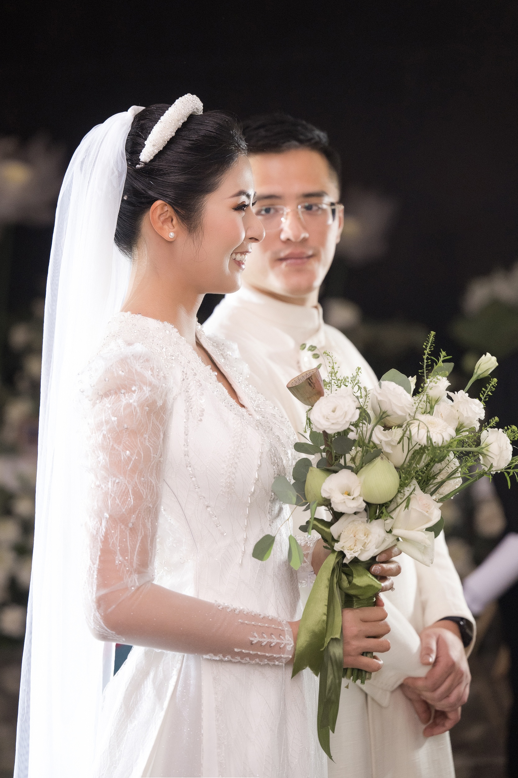 Ngọc Hân mặc áo dài cưới xuyên thấu trong lễ cưới-6