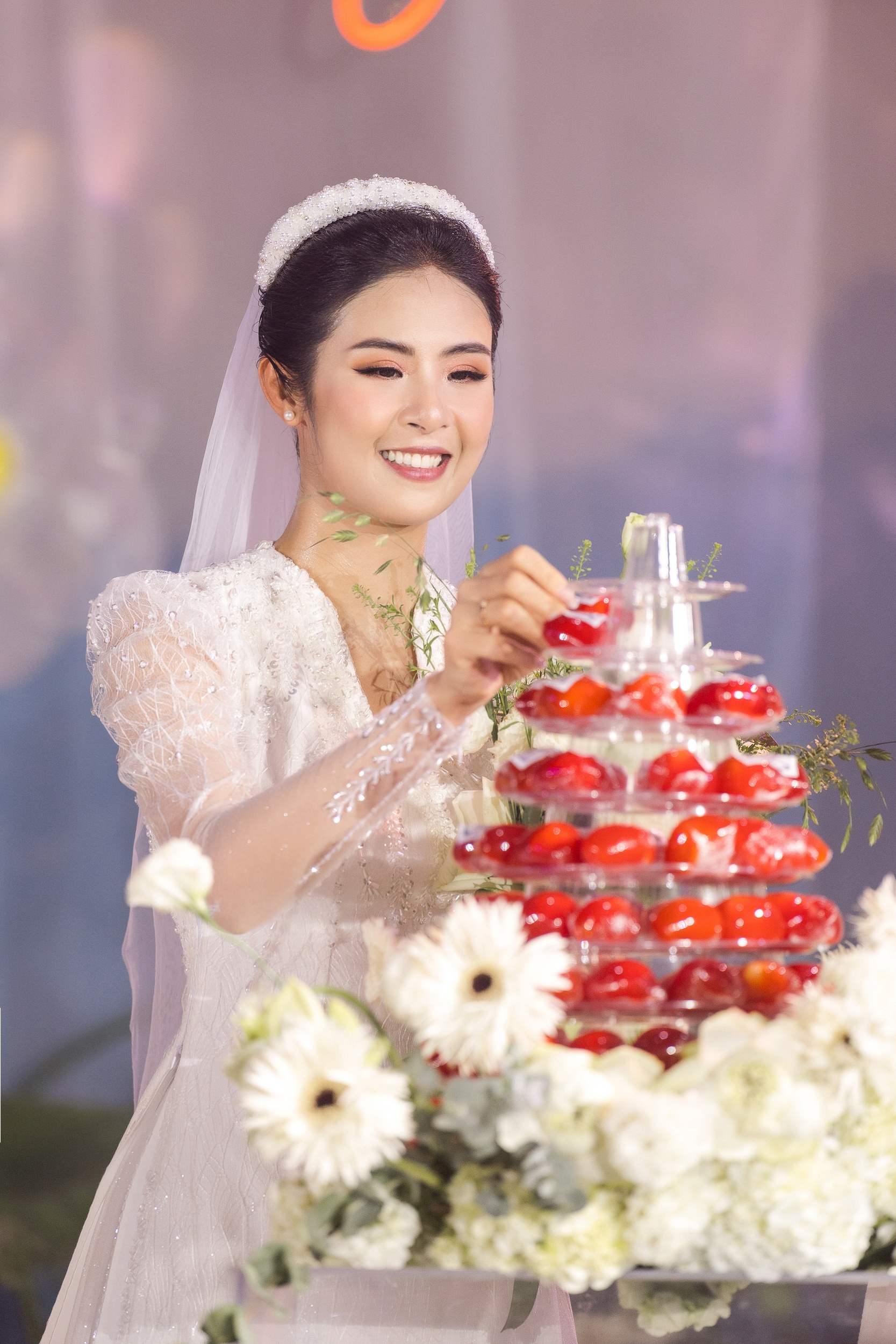 Ngọc Hân mặc áo dài cưới xuyên thấu trong lễ cưới-5