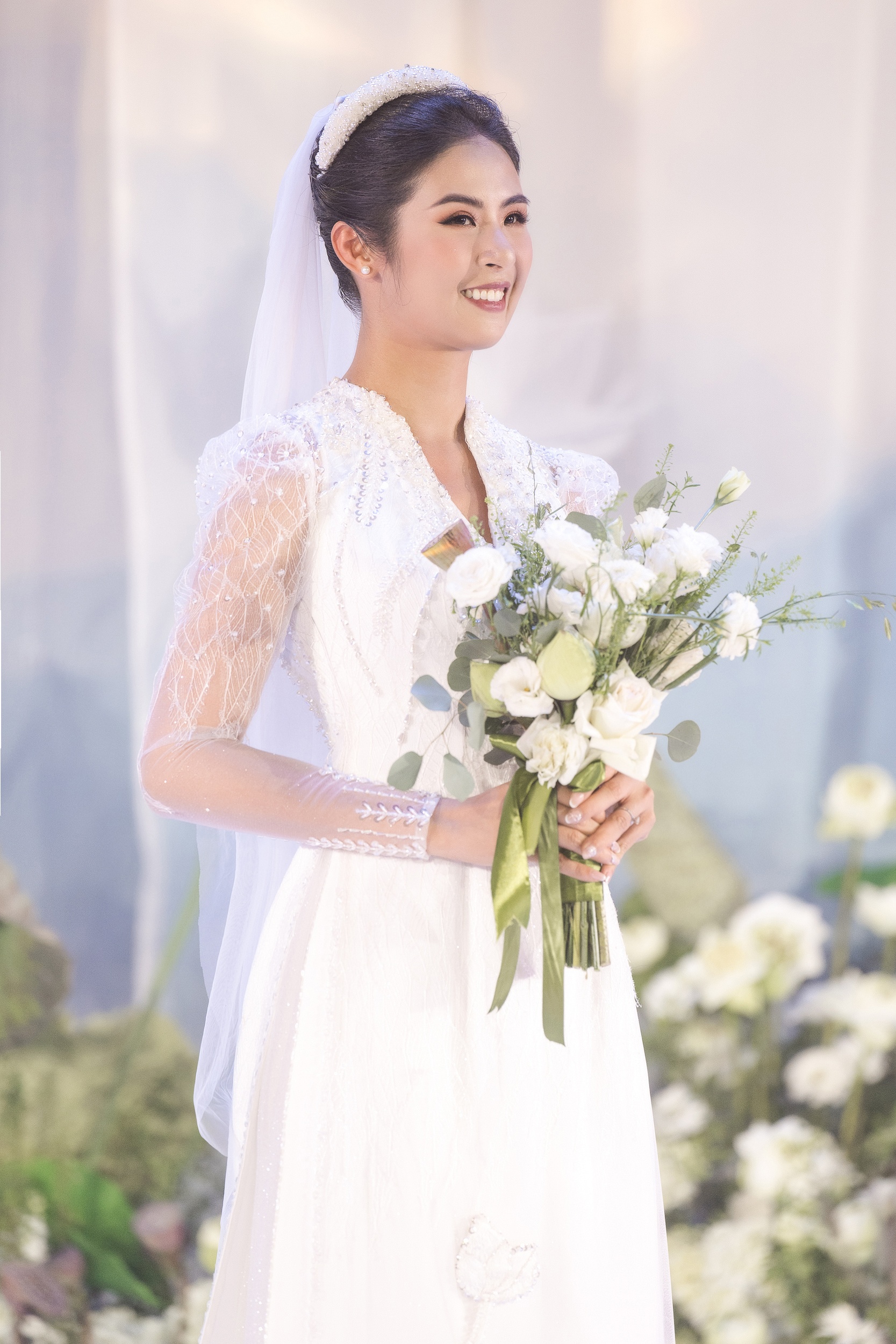 Ngọc Hân mặc áo dài cưới xuyên thấu trong lễ cưới-8