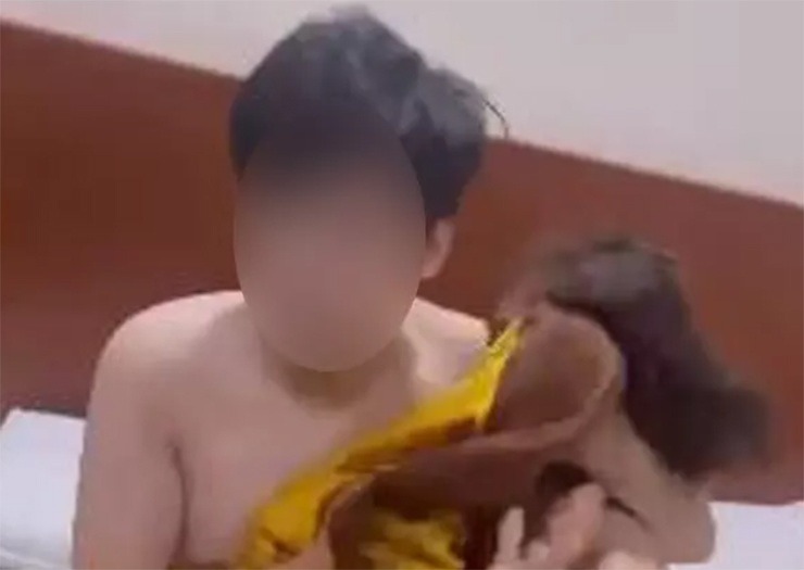 Đánh ghen kinh hoàng năm 2022: Tiểu tam bị người vợ lao vào đánh tuột áo cúp ngực, lộ hết phần trên-5