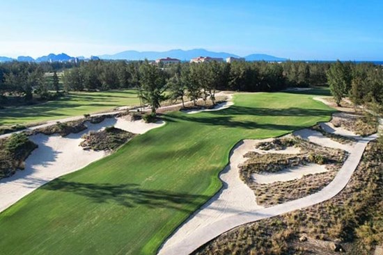 Khách chơi golf đánh bị thương nữ nhân viên phục vụ