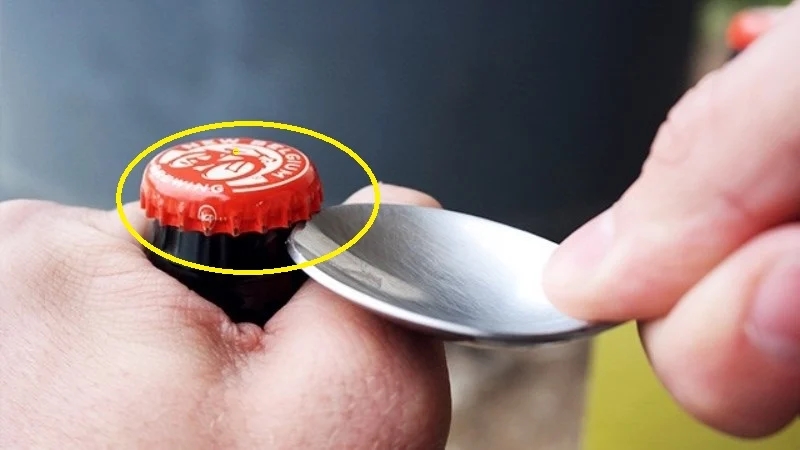 Mở bia cần gì dụng cụ phức tạp: Cứ nhắm vào vị trí này trên nắp chai, phụ nữ cũng làm ngon ơ-1