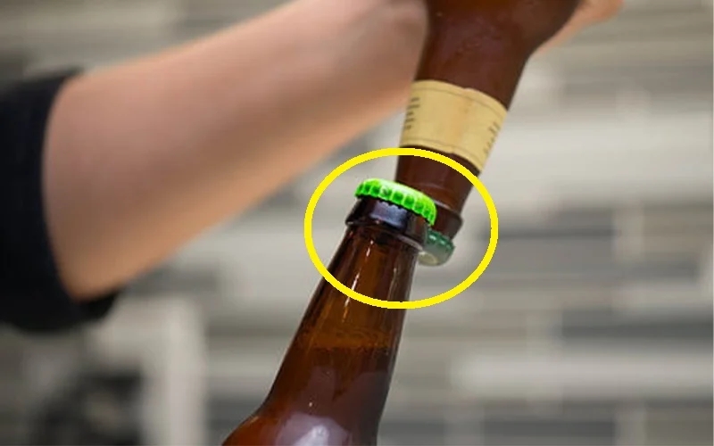 Mở bia cần gì dụng cụ phức tạp: Cứ nhắm vào vị trí này trên nắp chai, phụ nữ cũng làm ngon ơ-3