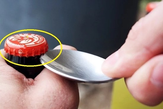 Mở bia cần gì dụng cụ phức tạp: Cứ nhắm vào vị trí này trên nắp chai, phụ nữ cũng làm ngon ơ
