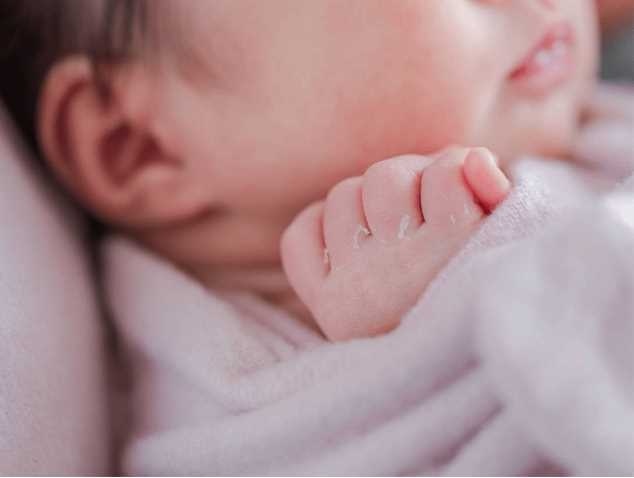 Vì sao thai nhi được sống trong nước ối 10 tháng mà da không bị tổn thương?-3