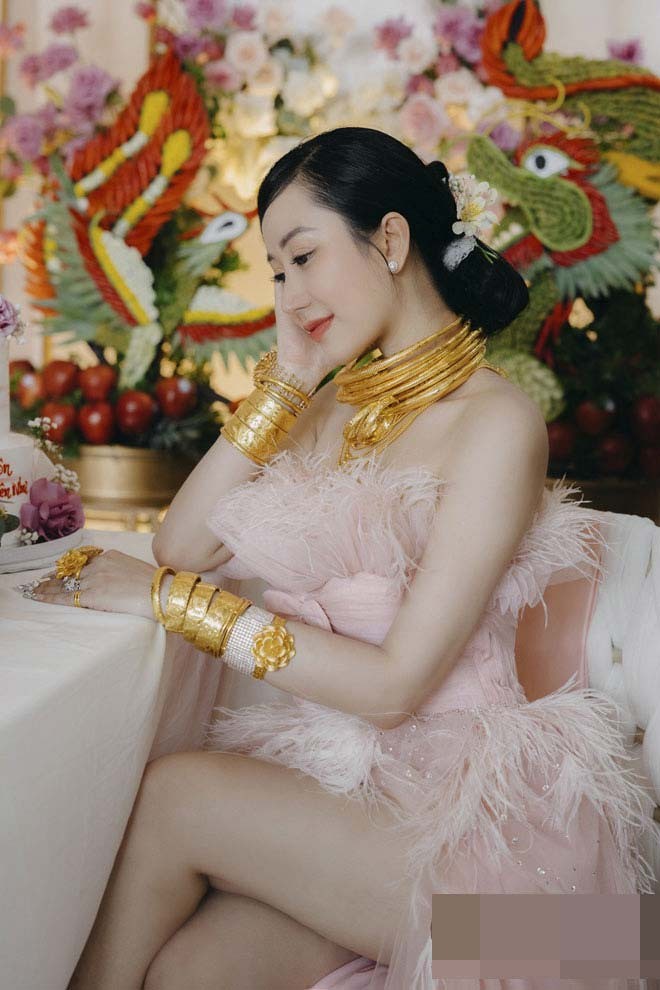 Loạt cô dâu đeo vàng đầy người đỉnh nhất năm 2022-9