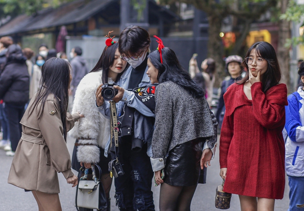 Giới trẻ nô nức đổ về Nhà thờ Lớn để check-in cùng cây thông khổng lồ-1