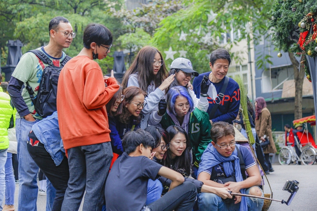 Giới trẻ nô nức đổ về Nhà thờ Lớn để check-in cùng cây thông khổng lồ-10