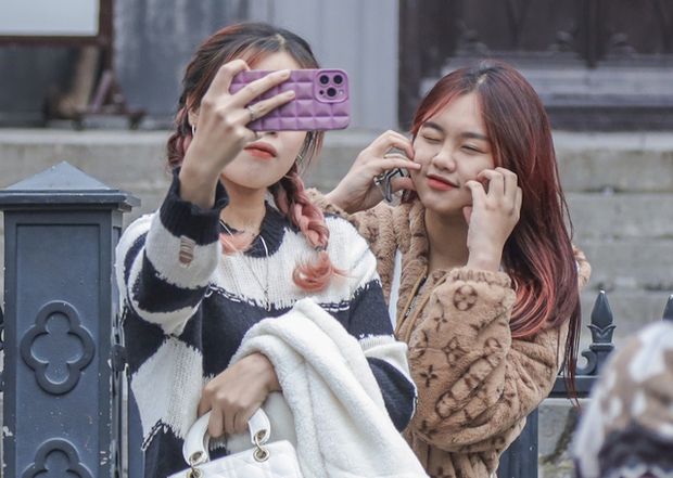 Giới trẻ nô nức đổ về Nhà thờ Lớn để check-in cùng cây thông khổng lồ-9