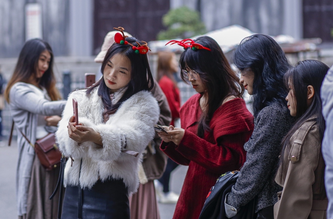 Giới trẻ nô nức đổ về Nhà thờ Lớn để check-in cùng cây thông khổng lồ-6