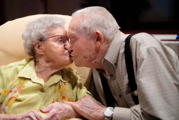 Đôi vợ chồng 100 tuổi kết hôn gần 80 năm qua đời cách nhau chưa đầy 24 giờ-1